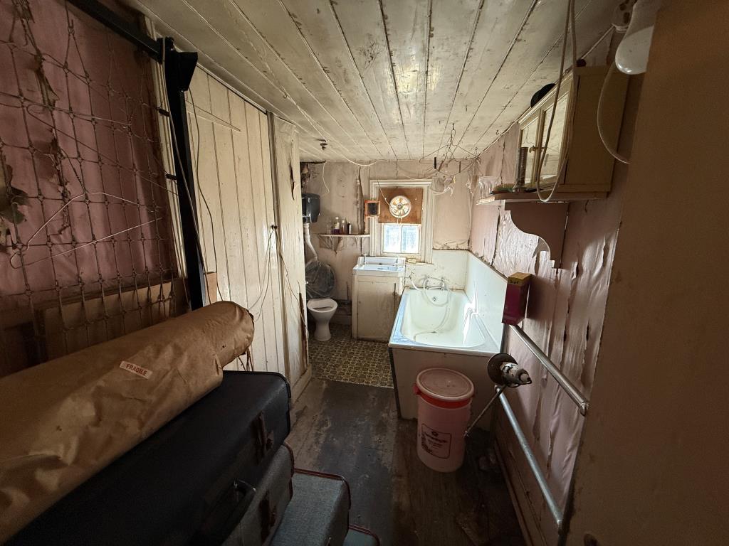 Lot: 42344 - TO BE OFFERED IN OUR DECEMBER AUCTION - MID-TERRACE HOUSE FOR REFURBISHMENT IN DESIRABLE LOCATION - Bathroom with WC